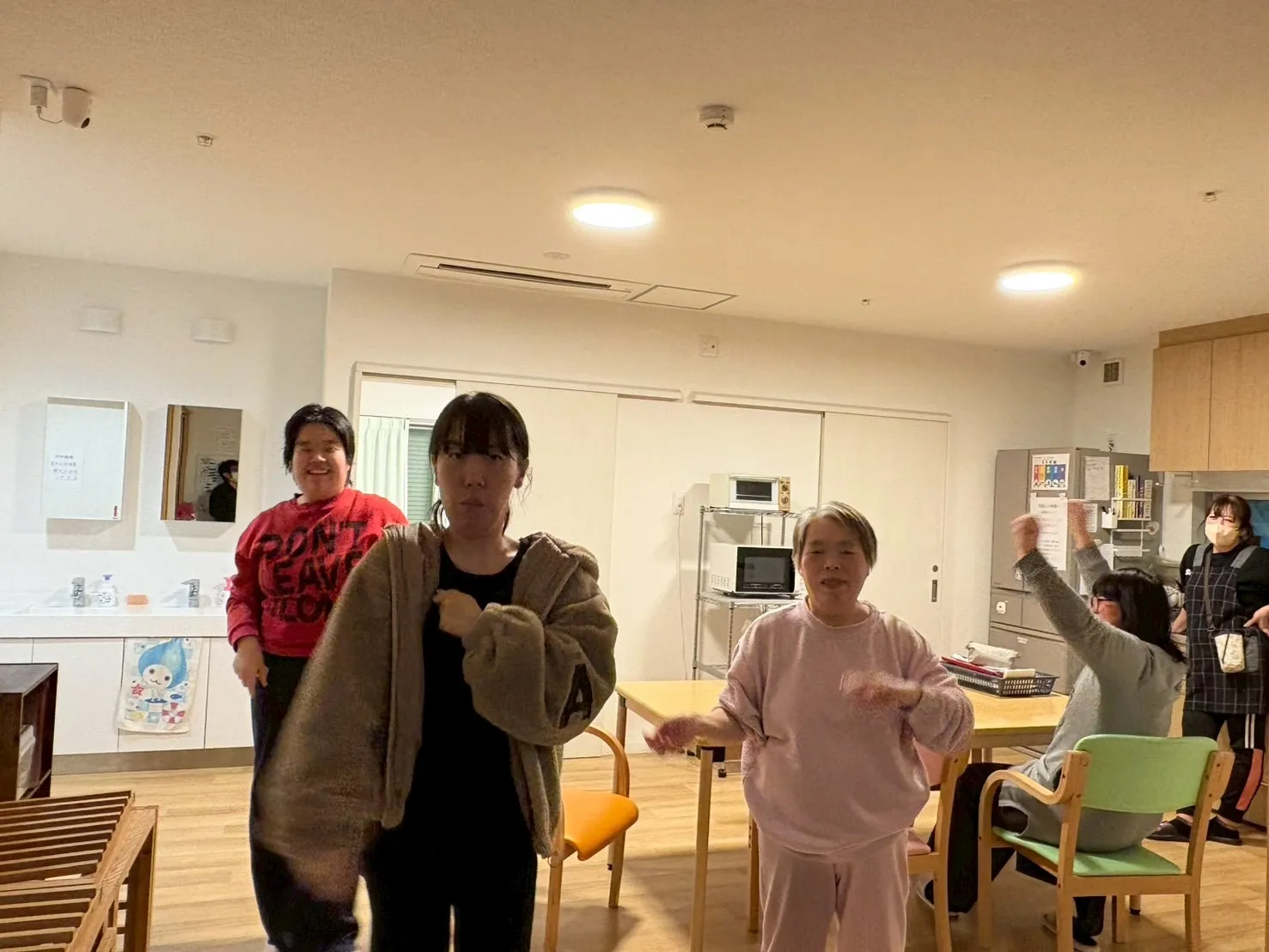 【音楽が流れると、自然と体が動きます】