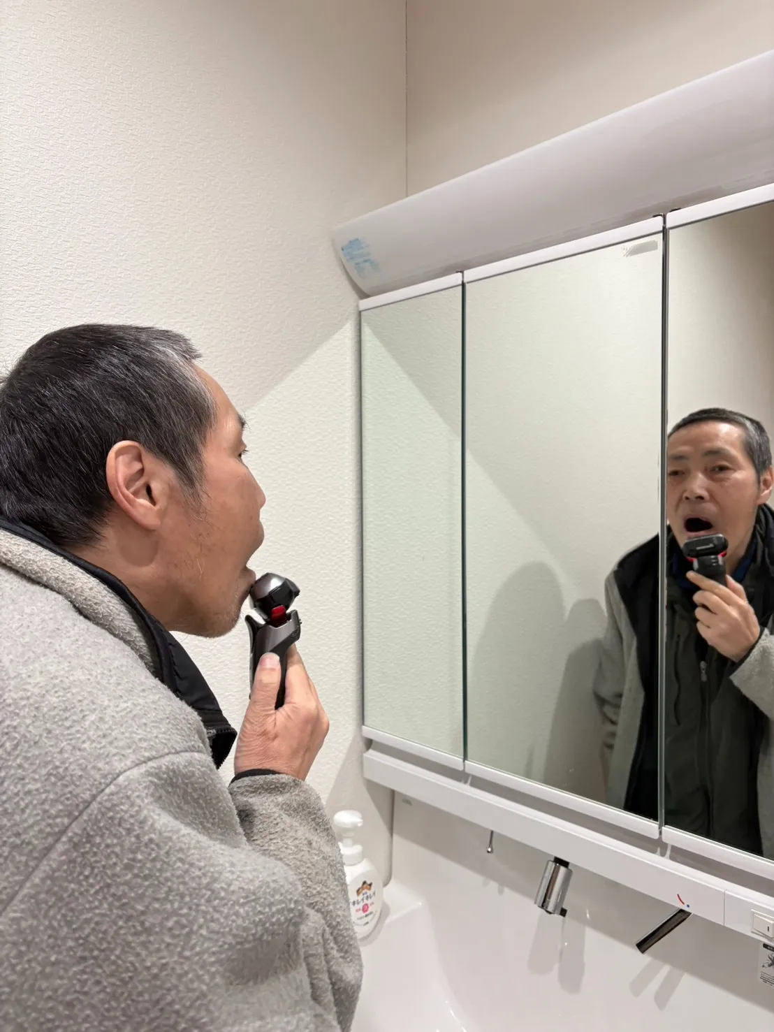 【鏡の前で身だしなみを整えて】